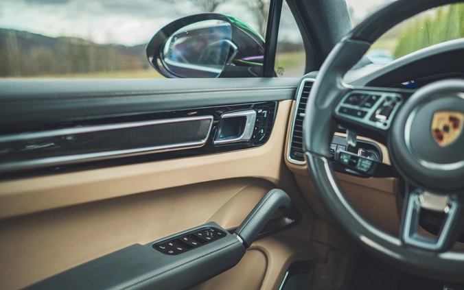 Porsche Cayenne cena 595000 przebieg: 54000, rok produkcji 2019 z Sanok małe 254